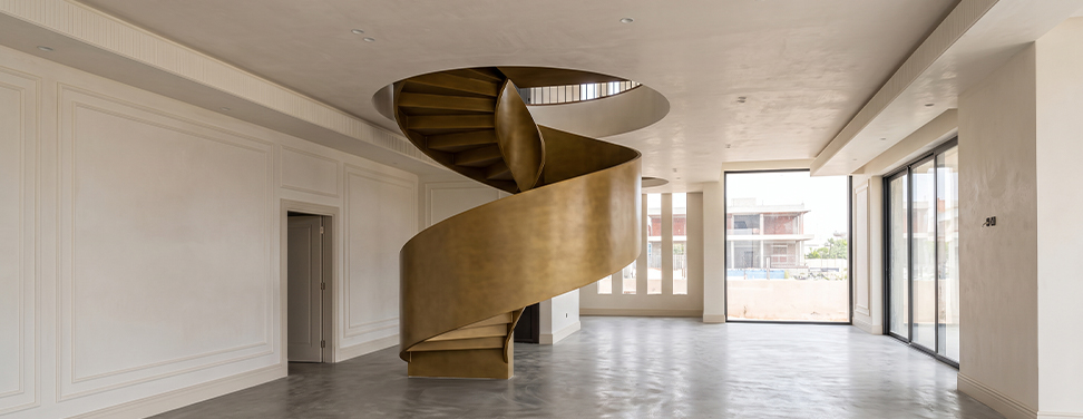 Escalier hélicoïdal métallique noir sur mesure avec garde-corps dans une villa