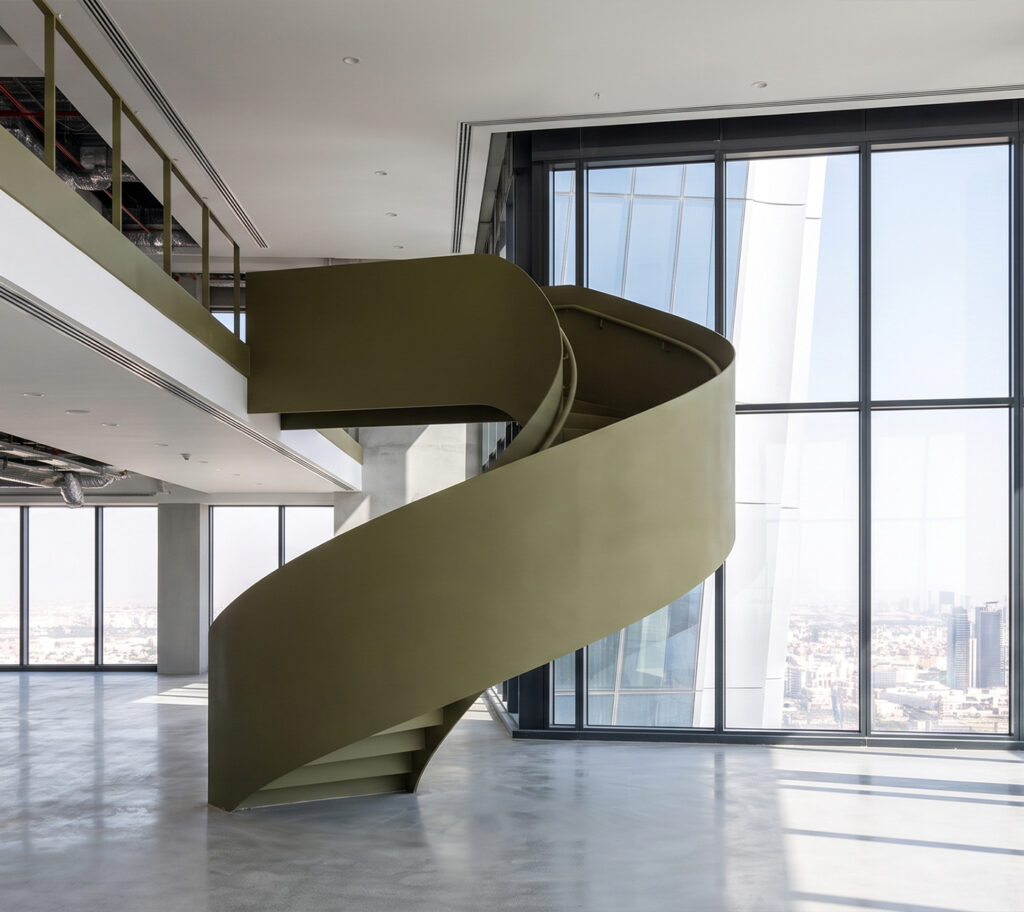 Escalier hélicoïdal sur mesure en finition métallique dorée dans une villa contemporaine