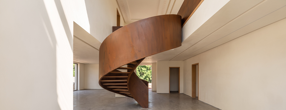 Escalier hélicoïdal métallique sur mesure à finition Corten dans une villa contemporaine