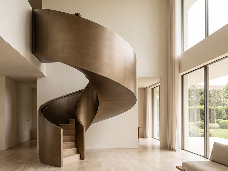 Escalier colimaçon sur mesure en métal dans une villa contemporaine haut de gamme