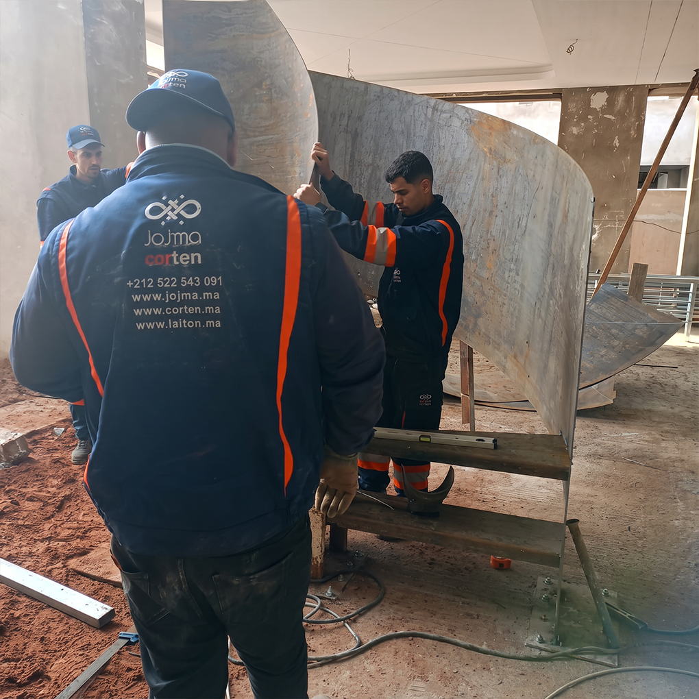 Équipe technique travaillant sur la fabrication d’un escalier colimaçon métallique sur mesure