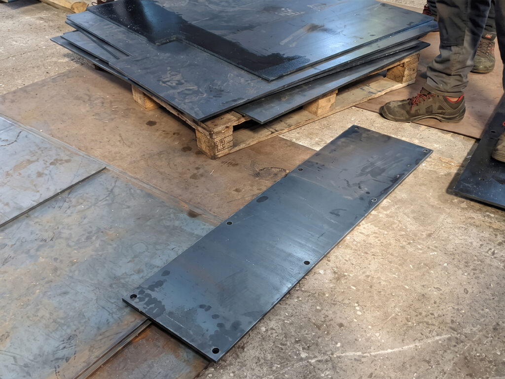 Fabrication d’un escalier sur mesure avec éléments métalliques préparés en atelier