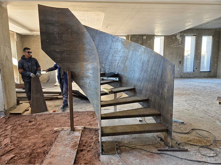 Fabrication d’un escalier colimaçon sur mesure en métal sur chantier