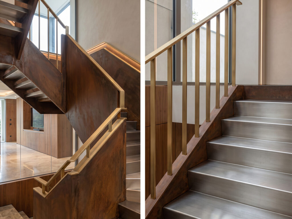 Détail des matériaux pour escalier sur mesure avec métal patiné, marches métalliques et garde-corps finition laiton