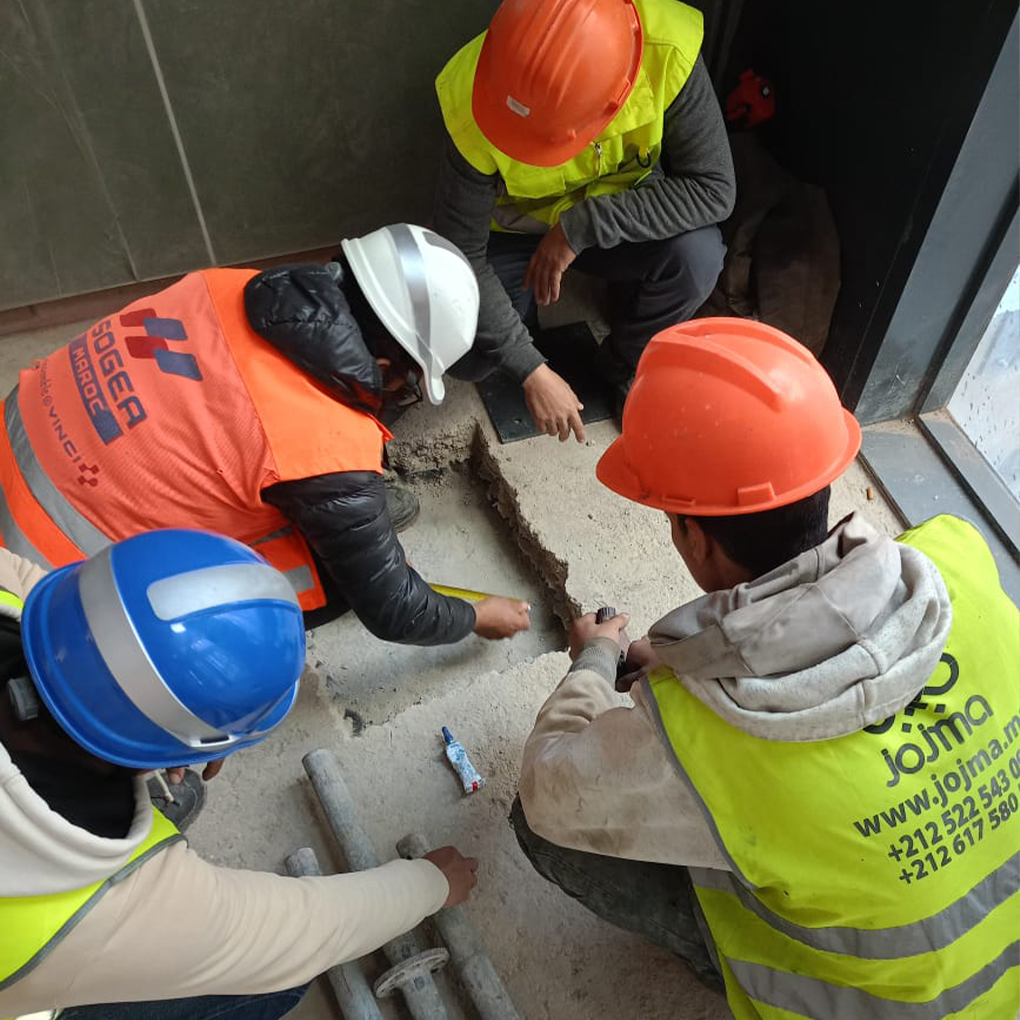 Équipe préparant l’installation d’un escalier colimaçon sur mesure sur chantier