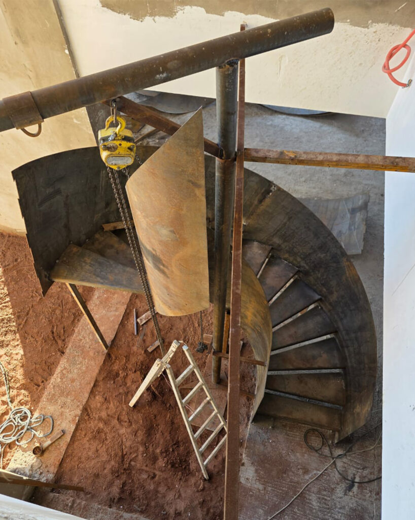 Noyau central et structure métallique d’un escalier colimaçon sur mesure en fabrication